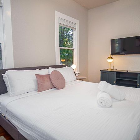 Chic Downtown Farmhouse With Garden And Bbq Grill San Antonio Exteriör bild