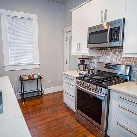 Chic Downtown Farmhouse With Garden And Bbq Grill San Antonio Exteriör bild